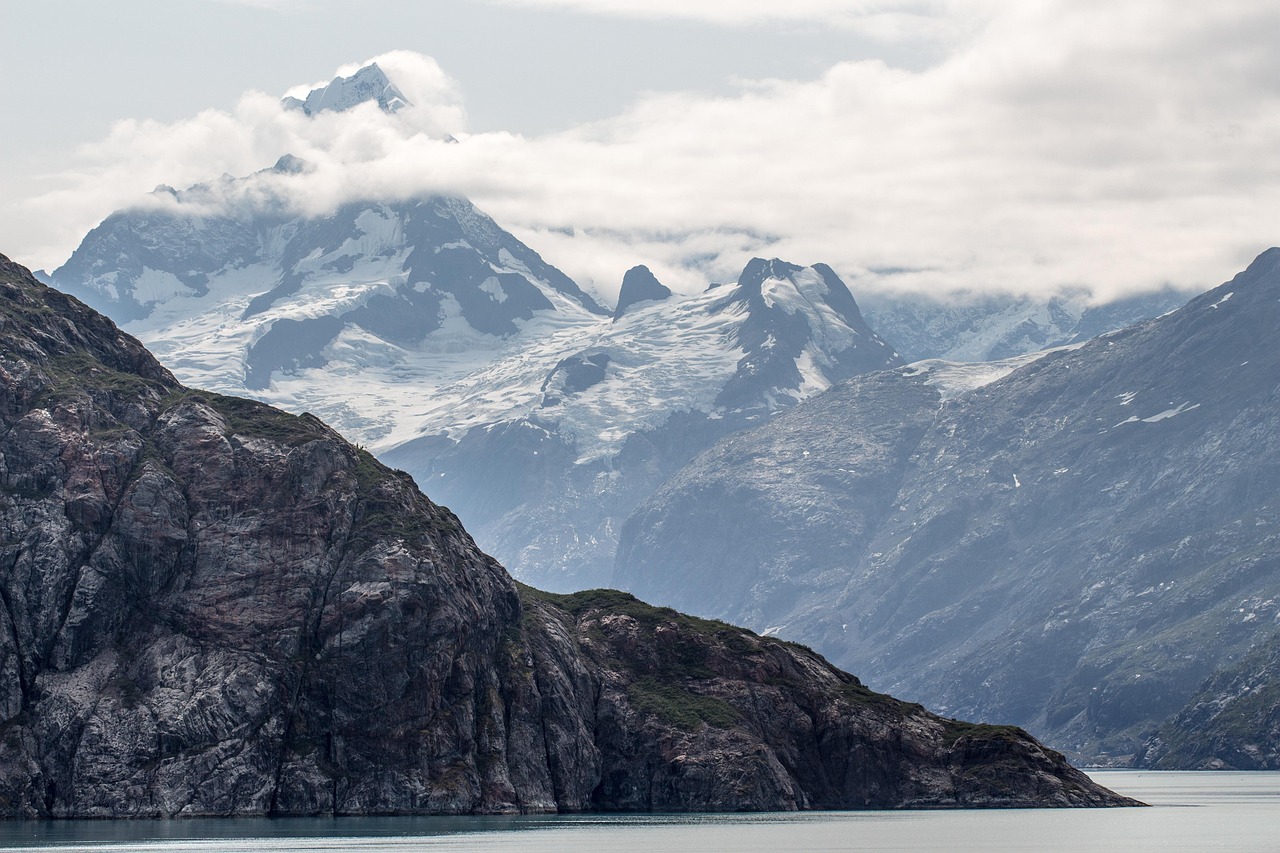 découvrez l'impact du changement climatique sur les glaciers mondiaux et les conséquences environnementales majeures de cette crise.