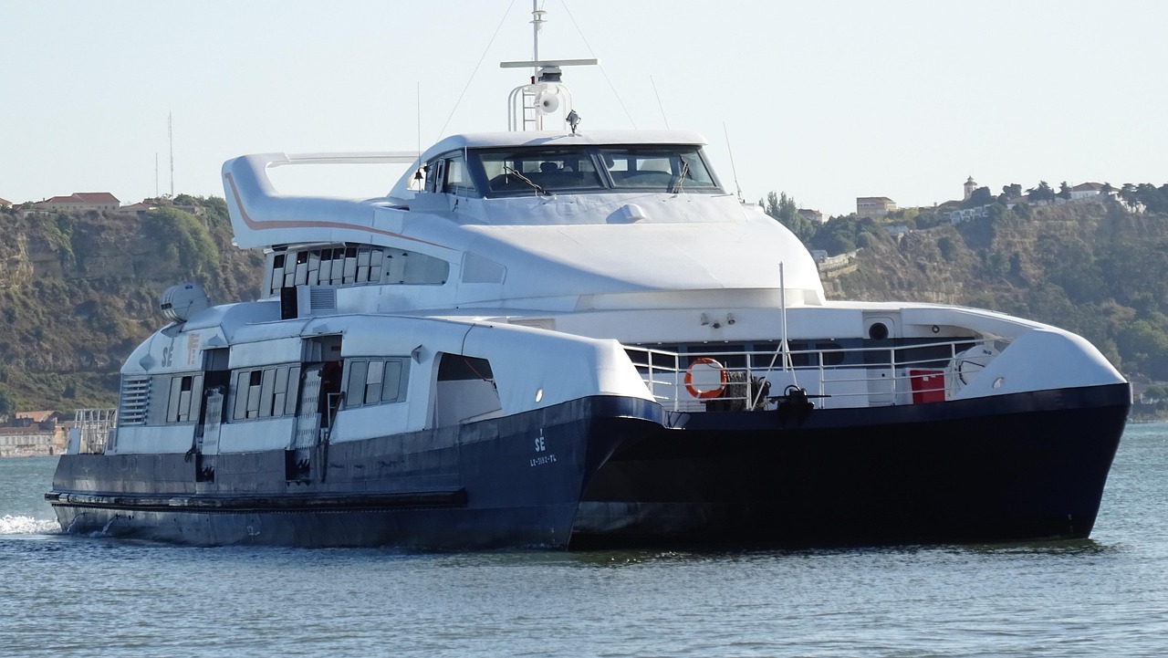 découvrez tout sur le catamaran : ses caractéristiques, avantages et conseils pour naviguer en toute sécurité sur ce voilier à deux coques.